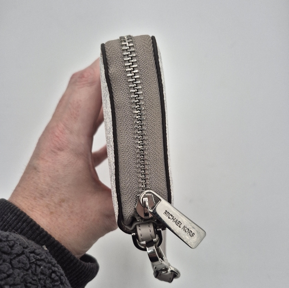 Michael Kors Jet Set Travel Large Wallet - Picture 4 of 8